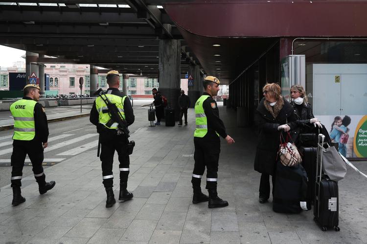 Spanien har oplevet en dramatisk stigning i antallet af coronadøde og det har fået myndighederne til at beordre folk til at blive indendøre. Foto: Susana Vera/Ritzau Scanpix