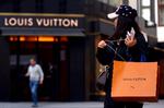 Louis Vuitton Moët Hennessys luksusprodukter er eftertragtede over hele verden.  Nu begynder koncernen at fremstille håndsprit til de franske hospitaler. Arkivfoto Lisi Niesner/Ritzau Scanpix