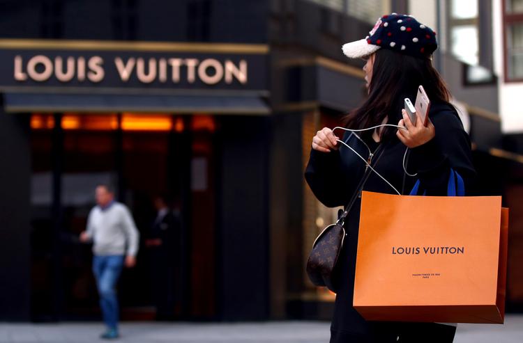 Louis Vuitton Moët Hennessys luksusprodukter er eftertragtede over hele verden.  Nu begynder koncernen at fremstille håndsprit til de franske hospitaler. Arkivfoto Lisi Niesner/Ritzau Scanpix