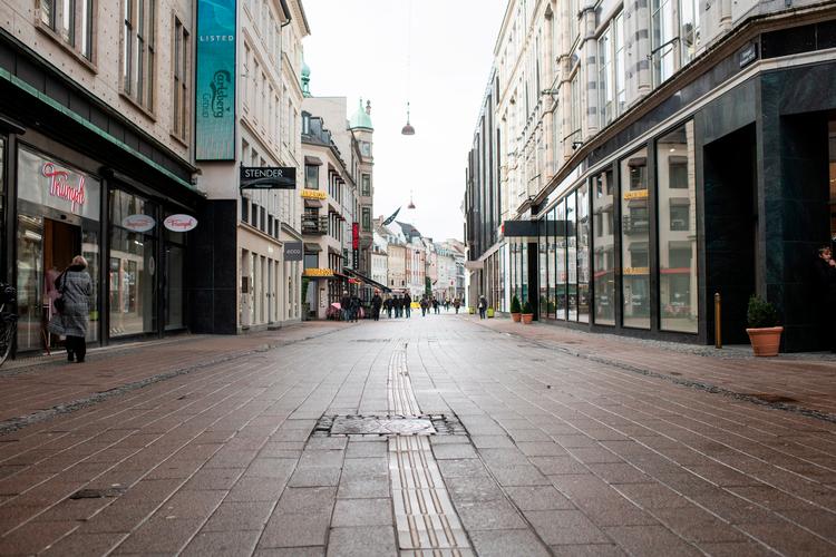     København er mærket af de nye regler for færdsel i det offentlige rum i forbindelse med coronavirus. Strøget i København.   Foto: Gregers Tycho