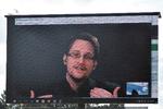 Whistlebloweren Edward Snowden er godt vant med at optræde via videolink. Her ses han på storskærmen under Roskilde Festival i 2016. Arkivfoto Melissa Kühn Hjerrild