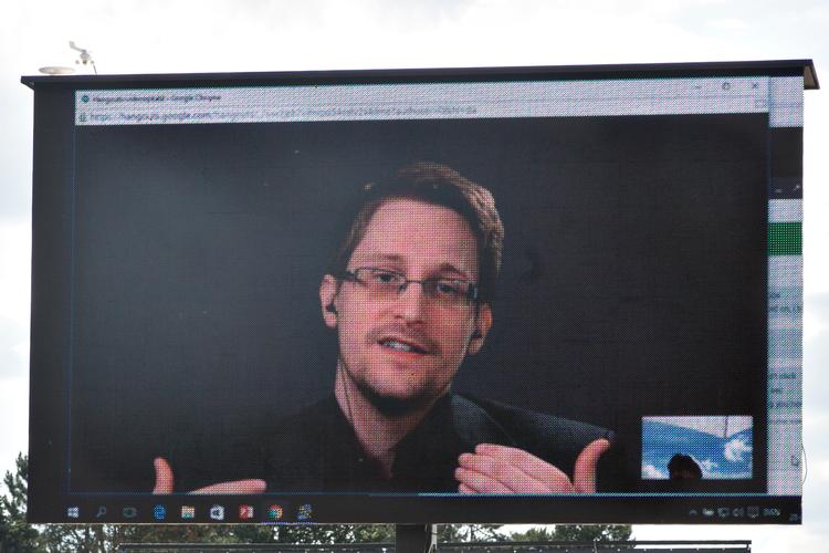 Whistlebloweren Edward Snowden er godt vant med at optræde via videolink. Her ses han på storskærmen under Roskilde Festival i 2016. Arkivfoto Melissa Kühn Hjerrild
