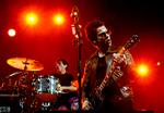 »Hvor synger I smukt«, råbte forsanger Kelly Jones til en udsolgt arena i Cardiff, da Stereophonics trods kritik gennemførte en stor koncert i weekenden. Billedet er fra en koncert i Singapore. Foto: Wong Maye-e/Ritzau Scanpix