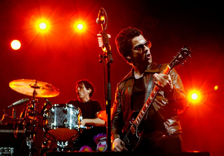 »Hvor synger I smukt«, råbte forsanger Kelly Jones til en udsolgt arena i Cardiff, da Stereophonics trods kritik gennemførte en stor koncert i weekenden. Billedet er fra en koncert i Singapore. Foto: Wong Maye-e/Ritzau Scanpix