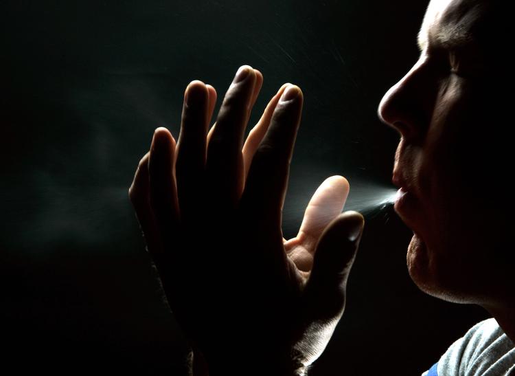   Sådan skal du ikke gøre, når du nyser eller hoster. Arkivfoto Jens Dresling