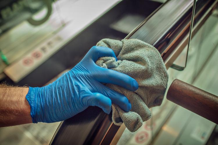 Vi kan spritte af og vaske hænder, men hvad gør man med angsten for, om det er nok? Foto: Miriam Dalsgaard/POLFOTO