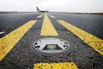 De banelysarmaturer, som har skabt problemer på start- og landingsbaner i Københavns Lufthavn måler cirka 20 centimeter i diameter og vejer cirka 2,6 kilo. Foto: Jens Dresling Foto: Jens Dresling/POLFOTO