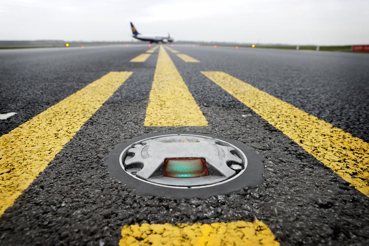 De banelysarmaturer, som har skabt problemer på start- og landingsbaner i Københavns Lufthavn måler cirka 20 centimeter i diameter og vejer cirka 2,6 kilo. Foto: Jens Dresling Foto: Jens Dresling/POLFOTO