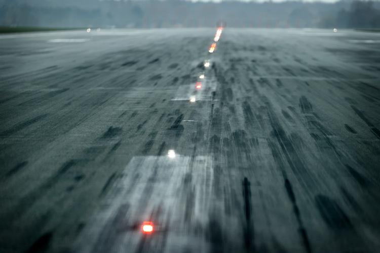 I Københavns Lufthavn er der installeret omkring 9.000 banelysarmaturer i asfalten. Nu skal 2.000 af dem skiftes på grund af gentagne sikkerhedsproblemer. Foto: Jens Dresling Foto: Jens Dresling/POLFOTO