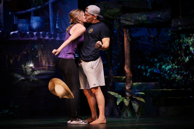Skuespillerne Kim Ace Nielsen og Bjørg Gamst spillede de bærende roller som Tarzan og Jane i Fredericia Teaters musical-version af 'Tarzan', som floppede i København.  Foto: Martin Lehmann/POLFOTO