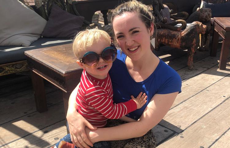 Ingen talte om coronavirus, da Marie Buch Hoyer, sønnen Bob og kæresten Olle Häggberg kom til Marokkko for en uges tid siden. Men pludselig ændrede både Danmark og Marokko politik, og det blev svært at gennemskue, hvordan familien skulle komme hjem igen. 