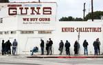 I Culver City i Californien strakte køen til våbenbutikken sig 15. marts hele vejen rundt om bygningen. Spredningen af coronavirus får amerikanere til at hamstre skydevåben.  Foto: Mario Tama/Ritzau Scanpix