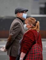 EU har ikke kompetence på sundhedsområdet, men EU-Kommissionen forsøger at koordinere indsatsen og foreslår nu fælles indrejseforbud til EU. De to maskebærere er fotograferet i Spanien.  Foto: Pierre-philippe Marcou/Ritzau Scanpix