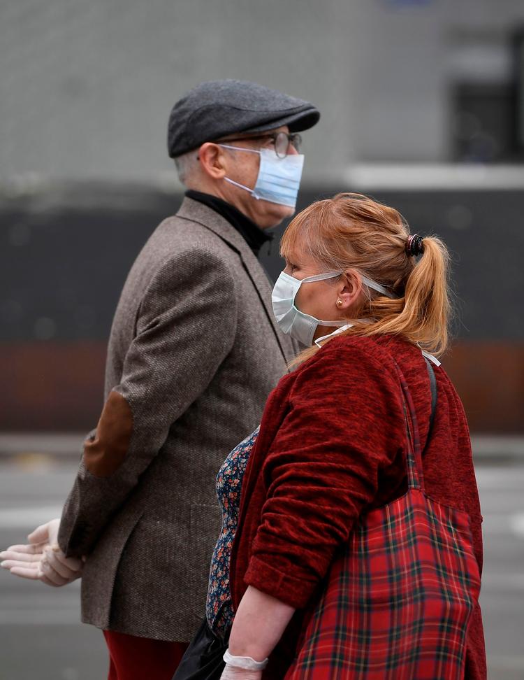 EU har ikke kompetence på sundhedsområdet, men EU-Kommissionen forsøger at koordinere indsatsen og foreslår nu fælles indrejseforbud til EU. De to maskebærere er fotograferet i Spanien.  Foto: Pierre-philippe Marcou/Ritzau Scanpix