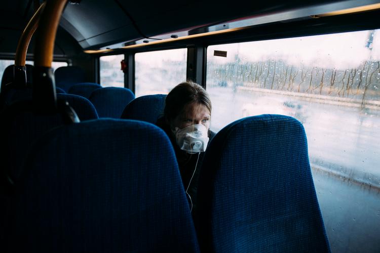     Voxpop i offentlig transport – coronavirus. Politikens fotograf brugte torsdag eftermiddag på at køre i bus, metro og tog i hovedstadsområdet for at snakke med de få mennesker, der sad i de tomme vogne. Tina er på vej til sin hest Kia i Tømmerup. Rideskolen er lukket ned, men man må stadig gerne besøge sin hest. »Det er bare ikke særlig fedt, det her«.  Foto: Andreas Merrald/POLFOTO
