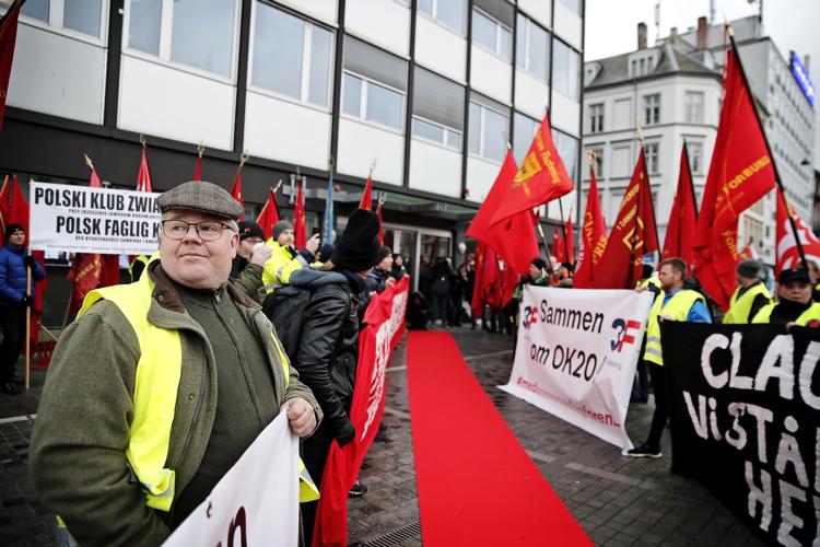 Overenskomstforhandlingerne begyndte med demonstrationer foran Dansk Byggeri, men coronakrisen har gjort det umuligt for byggeriarbejderne at komme igennem med krav om lønstigninger, mener lektor. Foto: Jens Dresling/POLFOTO