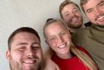 Unge hjælpere i en opgang i Aarhus har tilbudt deres støtte til en ældre beboer, og det er den slags, der gør samfundet rigere på social kapital, skriver en læser til Politiken. Fra venstre er det Mikkel Lerhøi, Kirstine Iversen, Esben Høgh & Rasmus Berg (på billeder mangler Laura Nisgaard) .  Foto: privat