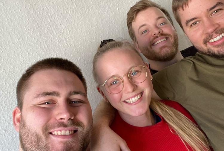 Unge hjælpere i en opgang i Aarhus har tilbudt deres støtte til en ældre beboer, og det er den slags, der gør samfundet rigere på social kapital, skriver en læser til Politiken. Fra venstre er det Mikkel Lerhøi, Kirstine Iversen, Esben Høgh & Rasmus Berg (på billeder mangler Laura Nisgaard) .  Foto: privat