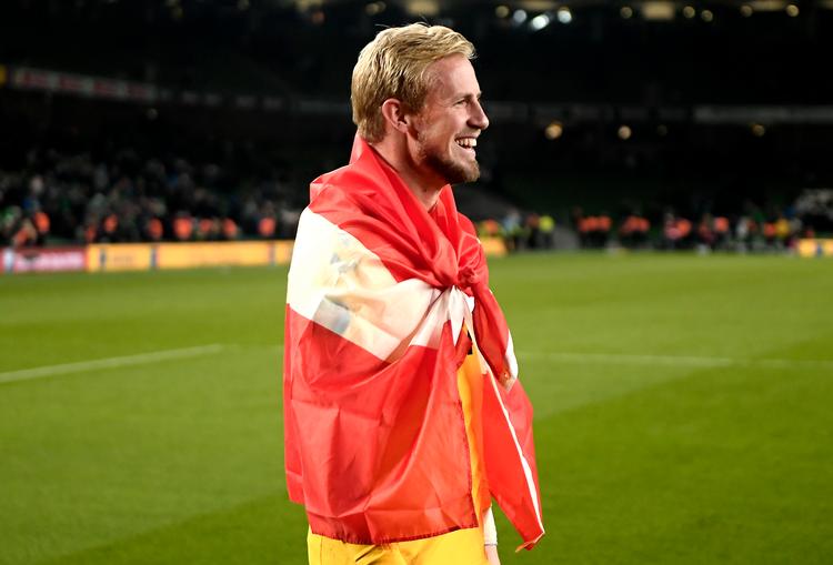 Kasper Schmeichel har prøvet den store succes med landstræner Åge Hareide. Som her, hvor EM-billetten var sikret. Foto: Lars Poulsen/POLFOTO