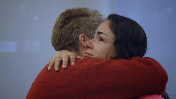 Ruby Castaño ser ikke sin datter Yira så tit, da Yira blev sendt til Cuba som 18-årig og nu har sin egen tilværelse her. Men hun kæmper nu for at få sin mor til at droppe kampen for de svage hjemme i Colombia og følge hende.  