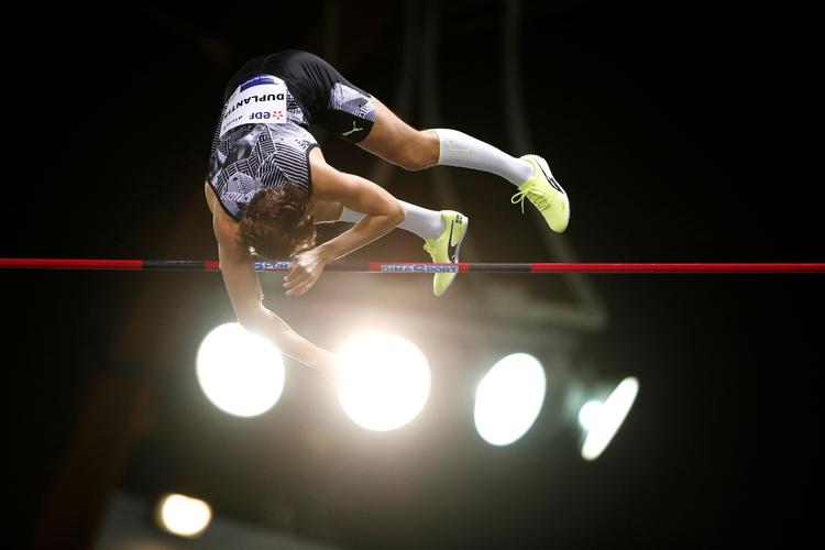 Armand Duplantis har været indendørssæsonens helt dominerende skikkelse med sine verdensrekorder i stangspring, men den udendørs sæson bliver markant afkortet på grund af coronavirus.  Foto: Pascal Rossignol/Ritzau Scanpix
