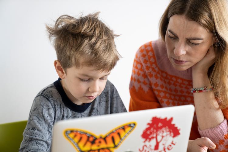 Skolebørn bliver undervist online fra mandag og to uger frem.  Foto: Anthon Unger/Ritzau Scanpix
