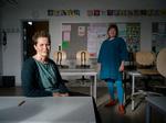 Lærerinde Susanne Fisker og skoleleder Pia Grevelund er hver morgen klar til at modtage elever på Bavnehøj Skole. Indtil videre er ingen mødt op. Foto: Mads Nissen/POLFOTO