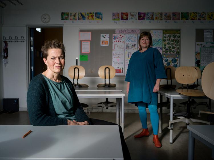 Lærerinde Susanne Fisker og skoleleder Pia Grevelund er hver morgen klar til at modtage elever på Bavnehøj Skole. Indtil videre er ingen mødt op. Foto: Mads Nissen/POLFOTO