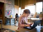 Cecilie er ni år og går i 3. klasse på Kalvebod Fælled Skole. Hun er et af børn, der lige nu er i nødskole. Her er hun fordybet i at skrive en historie om en pige med en syg lillebror. Foto: Mads Nissen/POLFOTO