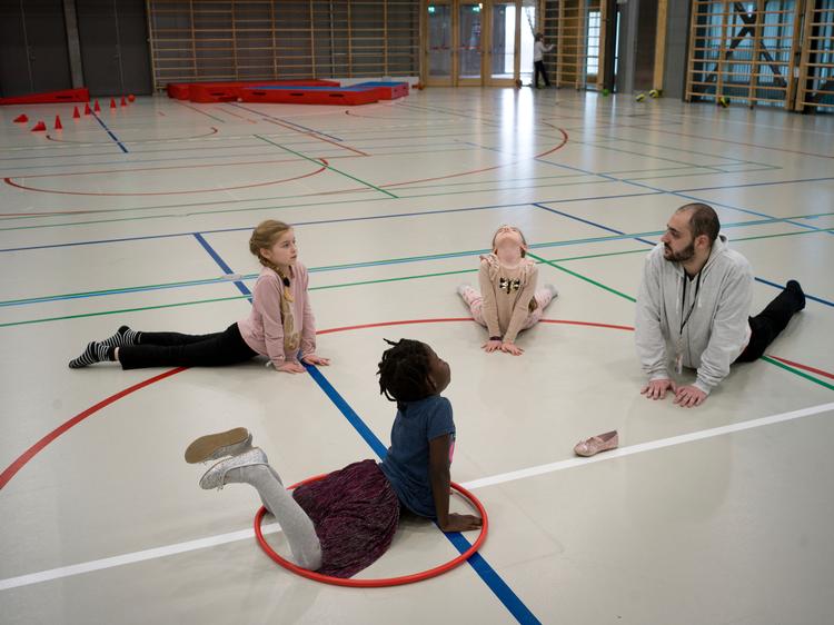 Kalvebod Fælled Skole på Amager har haft fem elever mandag og tirsdag. De plejer at modtage omkring 450 børn hver dag. Foto: Mads Nissen/POLFOTO