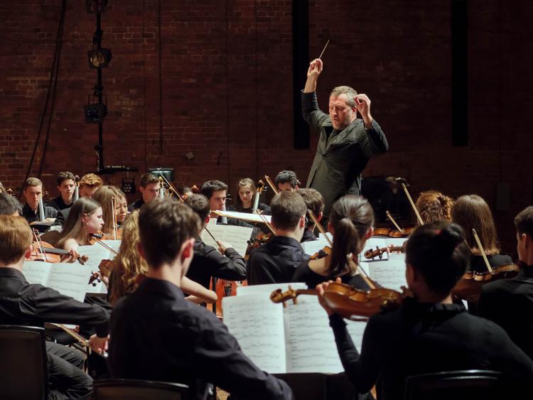 Komponisten dirigerer tit selv, her er det med National Youth Orchestra of Great Britain.  Foto: Wikimedia