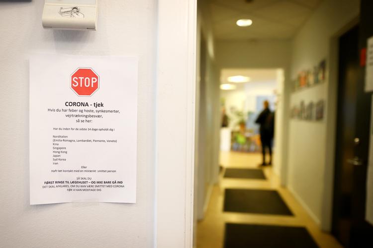 Coronakrisen trækker ekstra på lægerne, også de praktiserende, som er første led i kontakten mellem patienter og sundhedsvæsen. Her er det læge Lotte Arlø Theilade på Hellerup Sundhedscenter, der indskærper.,at man ikke skal møde op, hvis man har symptomer på coronavirus.   Foto: Jens Dresling/POLFOTO