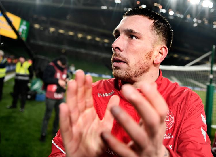 Pierre-Emile Højbjerg takker de danske roligans efter 1-1-kampen i lrland i november, da Danmark kvalificerede sig til slutrunden, som flyttes til sommeren 2021.   Foto: Lars Poulsen/POLFOTO