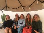 Caroline, Sille, Katrine, Anne-Cathrine og Sofie føler sig sikre på vandrehjemmet i Cusco, Peru, men må ikke bevæge sig uden for en dør i hvert fald i 14 dage.  De er sammen med cirka 70 andre unge fra mange lande på vandrehjemmet. Foto: privat