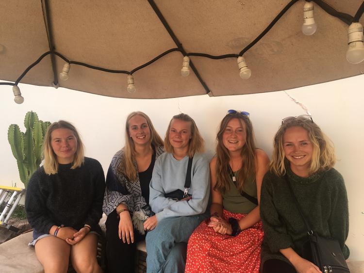 Caroline, Sille, Katrine, Anne-Cathrine og Sofie føler sig sikre på vandrehjemmet i Cusco, Peru, men må ikke bevæge sig uden for en dør i hvert fald i 14 dage.  De er sammen med cirka 70 andre unge fra mange lande på vandrehjemmet. Foto: privat