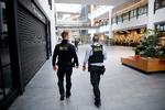 Politibetjente går rundt i et næsten tomt Frederiksberg Center et par minutter over klokken 10.00, hvor de nye stramninger for at begrænse spredning af corona trådte i kraft. Foto: Jens Dresling/POLFOTO