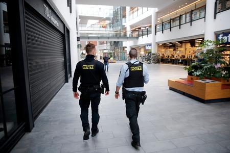 Politibetjente går rundt i et næsten tomt Frederiksberg Center et par minutter over klokken 10.00, hvor de nye stramninger for at begrænse spredning af corona trådte i kraft. Foto: Jens Dresling/POLFOTO