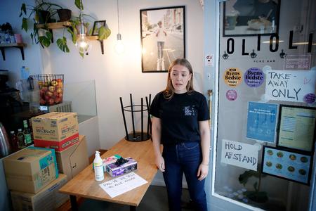 På OliOli Gammel Kongevej er head of operations Sara Jakobsen ved at have styr på de sidste forberedelser, før de åbner til froikost. Håndspritten og handskerne står fremme. Foto: Jens Dresling/POLFOTO