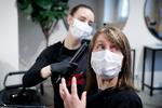 Frisør Camilla Rathmann når at klippe sin sidste kunde, Charlotte Bøgeløv, inden hun skal lukke som følge af nye stramninger fra regeringen. Kunden har taget ansigtsmaske med til dem begge.  Foto: Jens Dresling/POLFOTO