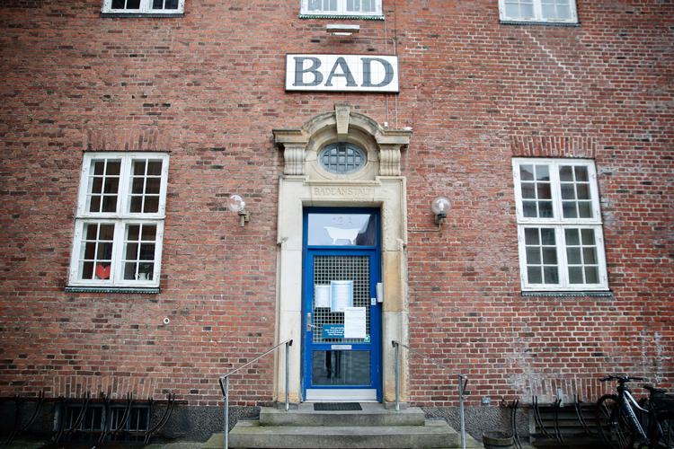 Corona har lukket store dele af landet ned. Men Sjællandsgadebadet holder åbent onsdag for dem uden badeværelser. Foto: Jens Dresling/POLFOTO