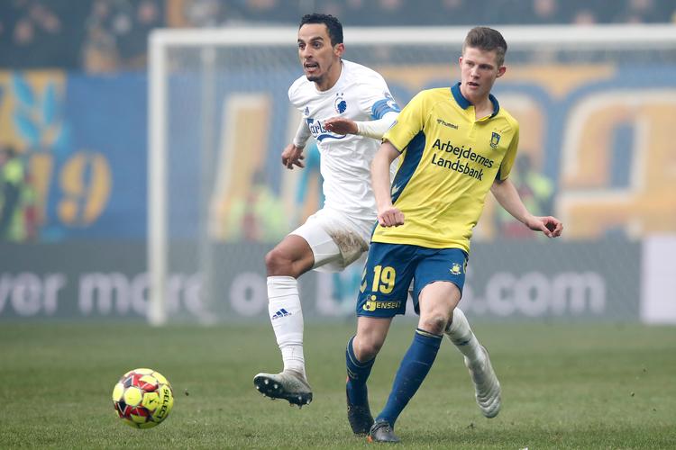 Spillere som Carlos Zeca og Morten Frendrup kan komme i kamp op til tre gange på en uge for at få færdigspillet Superligaen inden 30. juni. Foto: Jens Dresling/POLFOTO