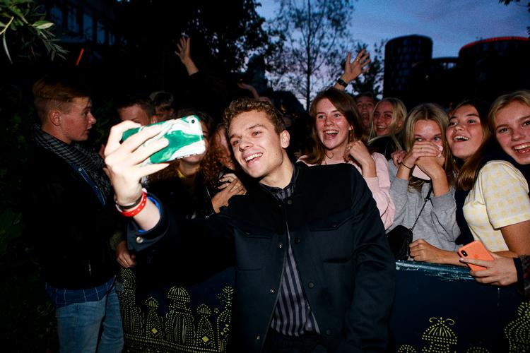 Dette er et arkivfoto. Den 21-årige youtuber Rasmus Brohave ved godt, at man skal holde afstand til andre i disse tider. Faktisk er han én af de SoMe-stjerner, som Rigspolitiet har bedt hjælpe med at sprede råd om at vaske hænder og holde afstand for at undgå virusspredning.  Foto: Per Lange/Per Lange