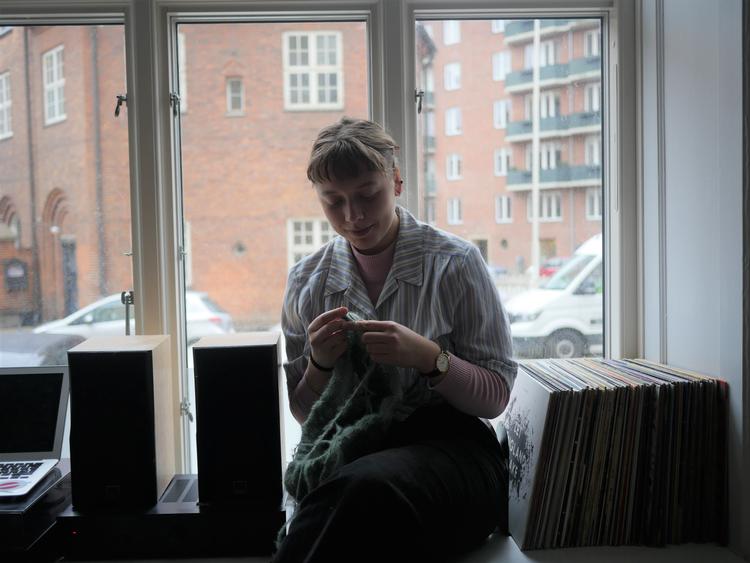 »Mine venner og jeg bliver hjemme, også selvom der er nogle, som inviterer til noget. Der er ofte en, der spørger, om det nu er en god idé. Vi får snakket det igennem og bliver enig om, at det er uforsvarligt«, fortæller Rita Wilcke​ 