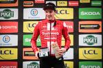 Søren Kragh Andersen på podiet efter sejren på enkeltstarten i Paris-Nice. Foto: ASO/Fabien Boukla. 