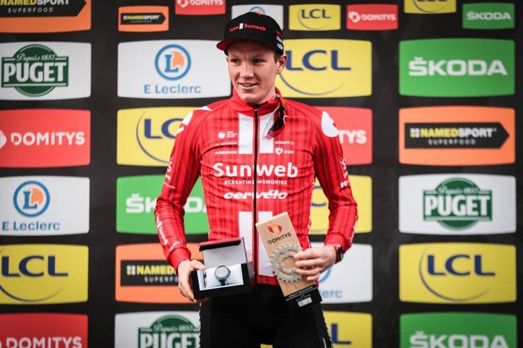 Søren Kragh Andersen på podiet efter sejren på enkeltstarten i Paris-Nice. Foto: ASO/Fabien Boukla. 