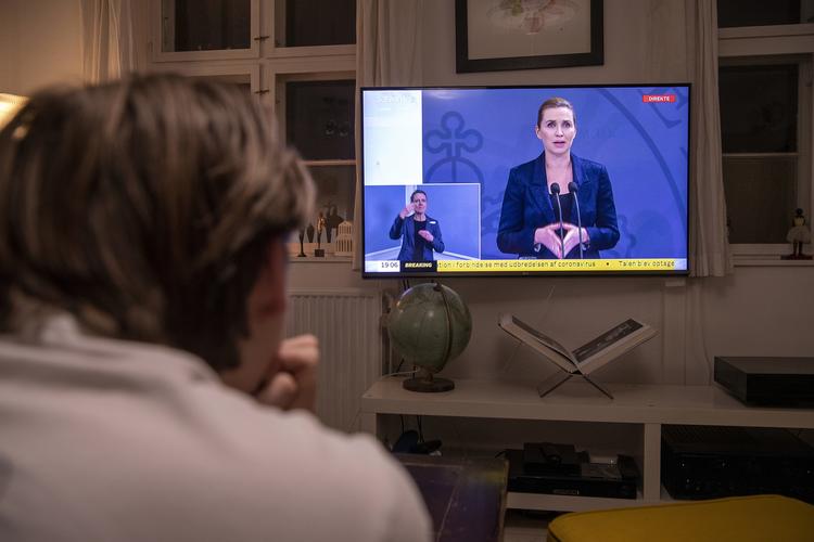    Tirsdag aften sagde statsminister Mette Frederiksen (S) på et pressemøde, at forbuddet om at samles mere end ti personer vil træde i kraft onsdag klokken ti. Foto: Thomas Sjørup/Ritzau Scanpix