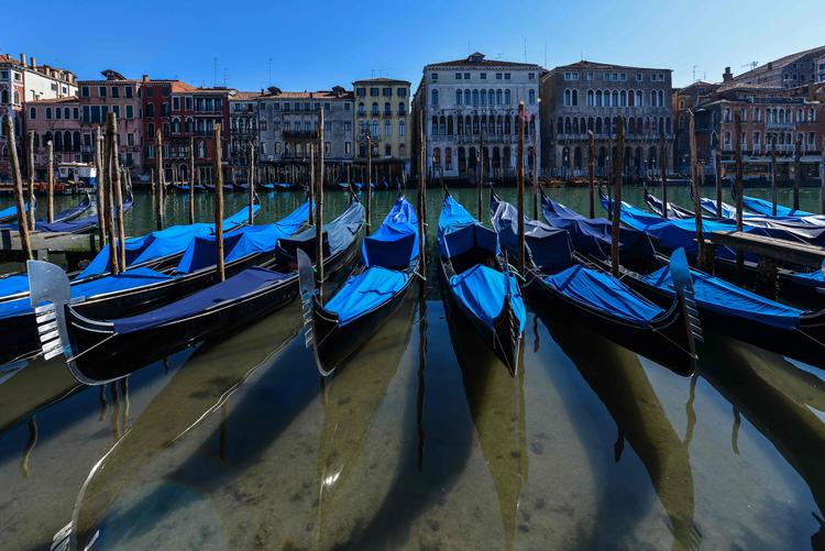 Gondolerne ligger stille i Venedigs Grand Canal. Foto: Andrea Pattaro/Ritzau Scanpix