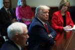    Trump og hans finansminister, Steven Mnuchin, har luftet et forslag om at sende checks direkte til amerikanerne. Foto: Alex Wong/Ritzau Scanpix