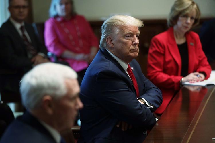    Trump og hans finansminister, Steven Mnuchin, har luftet et forslag om at sende checks direkte til amerikanerne. Foto: Alex Wong/Ritzau Scanpix