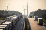 Lastbiler sidder fast i en enorm kø, der strækker sig mere end 65 kilometer i retning mod Berlin fra den tysk-polske grænse. Grænselukninger  har ført til trafikalt kaos på de europæiske veje. Foto: Odd Andersen/Ritzau Scanpix
